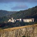 Talamello e il roccione sul lago di Borgnano